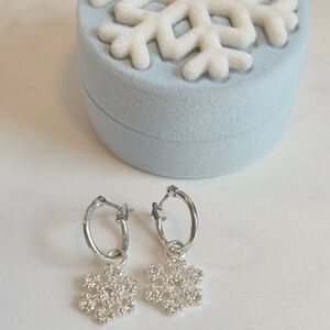 Avon Snowflake Rhinestone Dangle Earrings NIB Velvet Box Winter Holiday 209